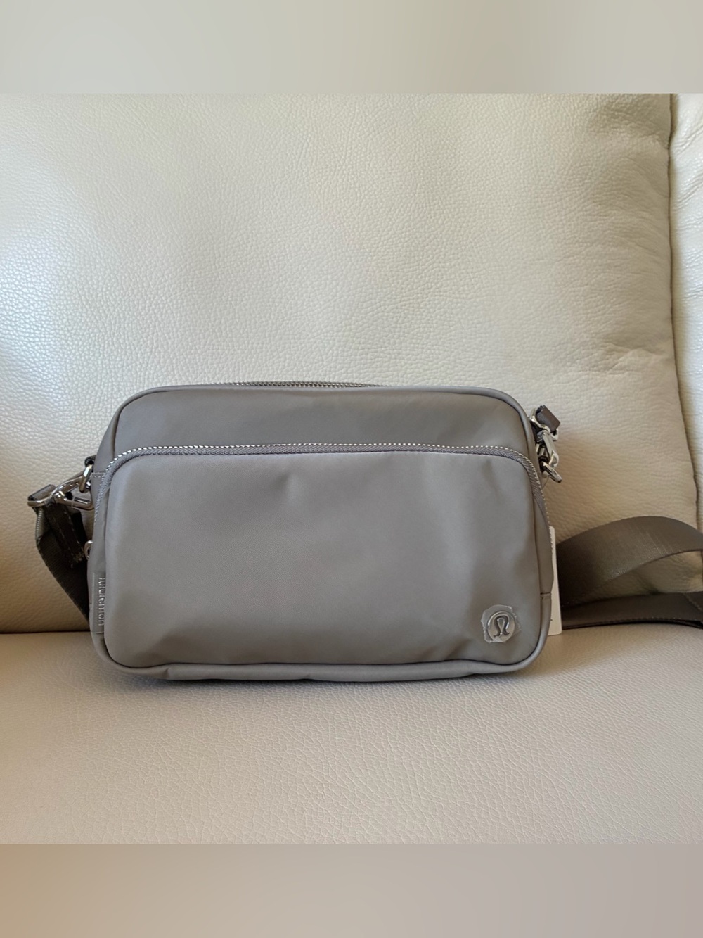 NWT Lululemon Everywhere Crossbody Bag 3L (warm ash grey) - Picture 2 of 3